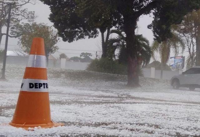 Bairros de Curitiba no Paraná registram temporal com granizo nesta manhã Bairros de Curitiba no Paraná registram temporal com granizo nesta manhã
