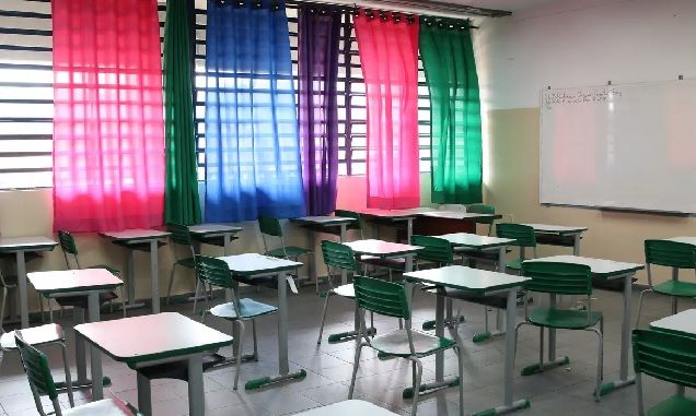 Professores da rede estadual de São Paulo aprovam greve em abril