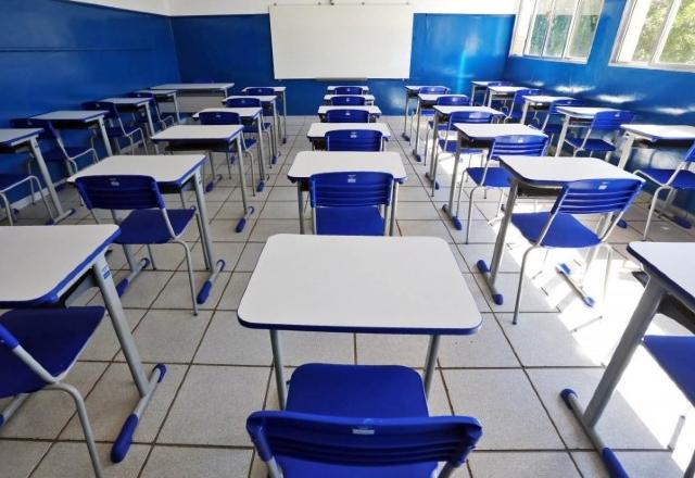 sala de aula cheia de carteiras azuis mas sem nenhum aluno