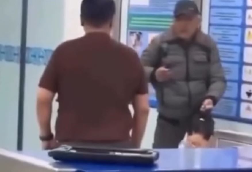 Ex-boxeador troca de lugar com refém e desarma agressor em aeroporto do Cazaquistão