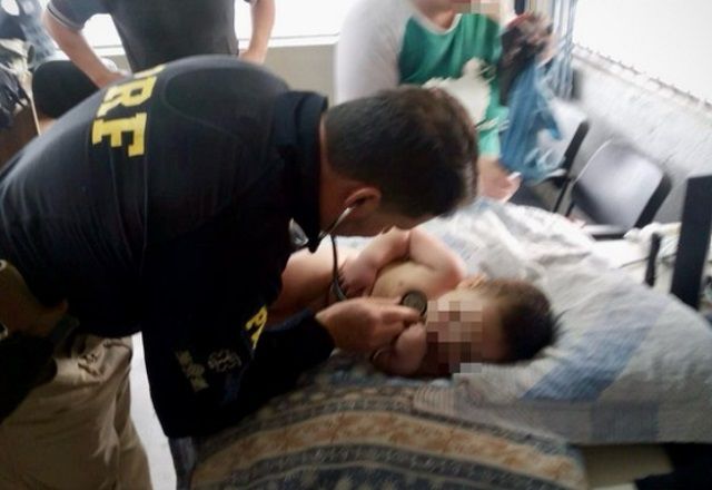 Um dos agentes que fizeram o salvamento da criança é instrutor de atendimento de primeiros socorros da PRF e graduado em enfermagem | Reprodução/PRF