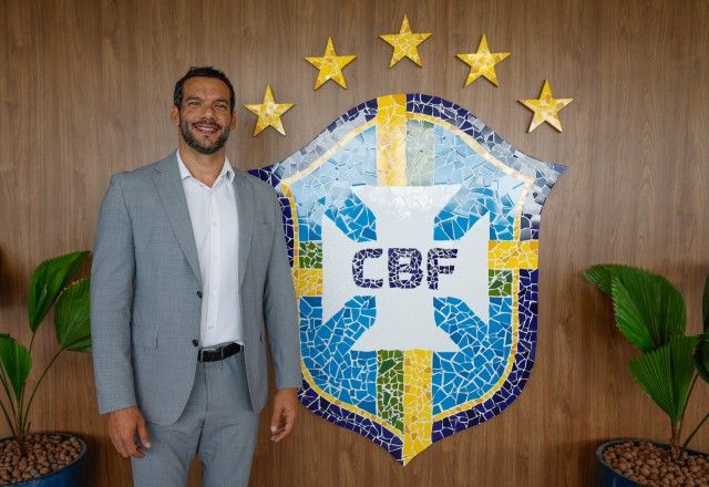 Presidente da CBF diz que pediu para interromper produção de camisa vermelha da seleção | Divulgação/CBF