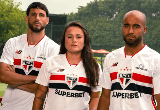 Jogadores do São Paulo com nova camiseta do time feita pela New Balance | Foto: divulgação