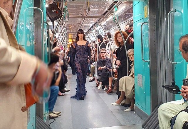 Pela primeira vez na história do evento, 50 modelos desfilam em um trem em movimento, simbolizando um encontro no tempo | Dayres Vitoria