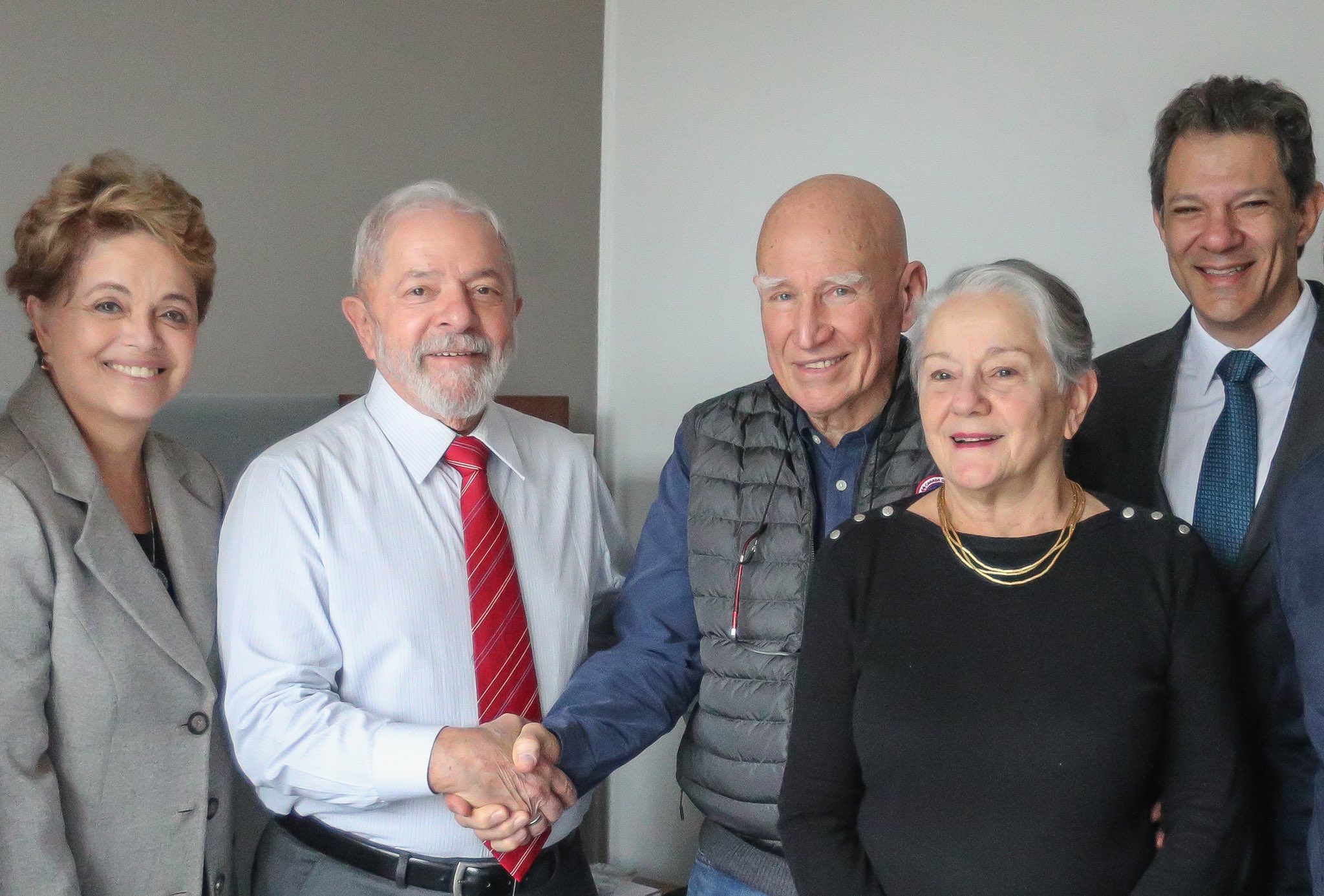Na foto, Dilma Rousseff, Lula, Sebastião Salgado, Lélia Salgado e Fernando Haddad | Ricardo Stuckert/PR