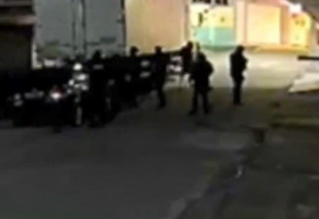 Seguranças são flagrados espancando adolescentes em rua deserta