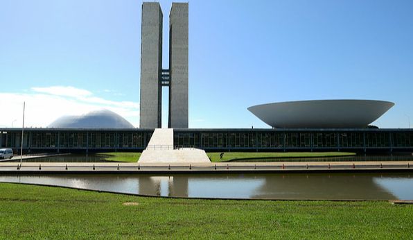 Cúpula do Congresso promete derrubar na volta do recesso veto de Lula a redução de penas por atos golpistas
