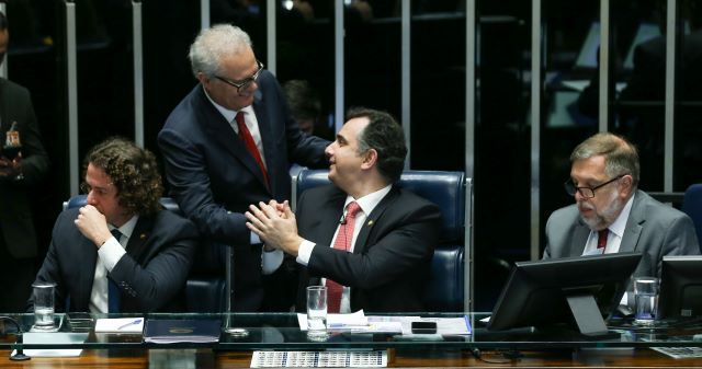 Senado aprova isenção de IR para quem ganha até dois salários mínimos