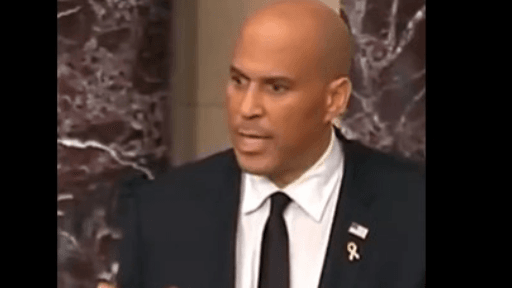 Senador por Nova Jersey, Cory Booker, bateu recorde de discurso mais longo do Congresso dos EUA ao falar por mais de 25 horas consecutivas | Reprodução X