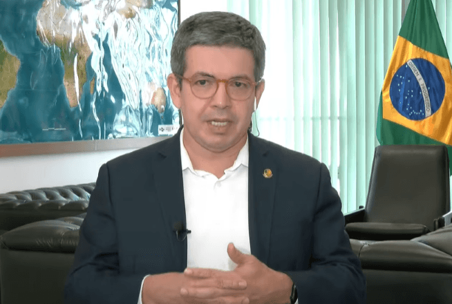 Líder do governo no Congresso, senador Randolfe Rodrigues, em entrevista ao Poder Expresso, do SBT News | Reprodução/SBT News