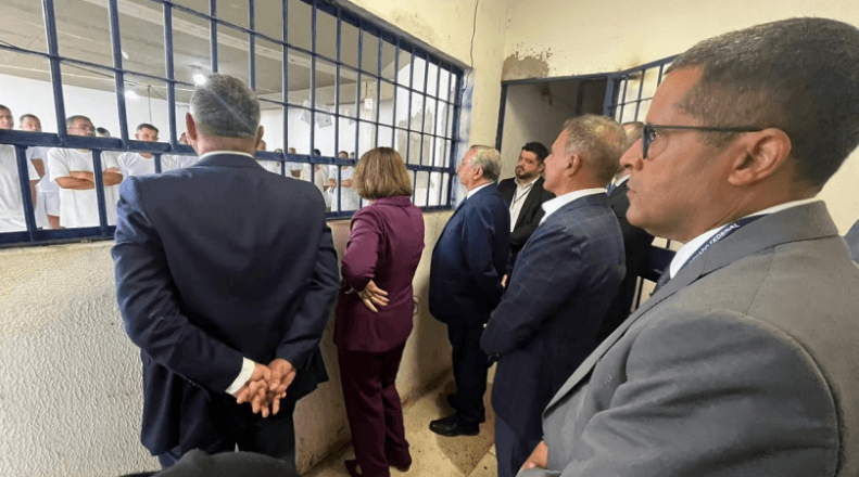 Senadores aliados a Jair Bolsonaro durante inspeção à Papuda | Reprodução/Relatório da Comissão de Direitos Humanos e Legislação Participativa