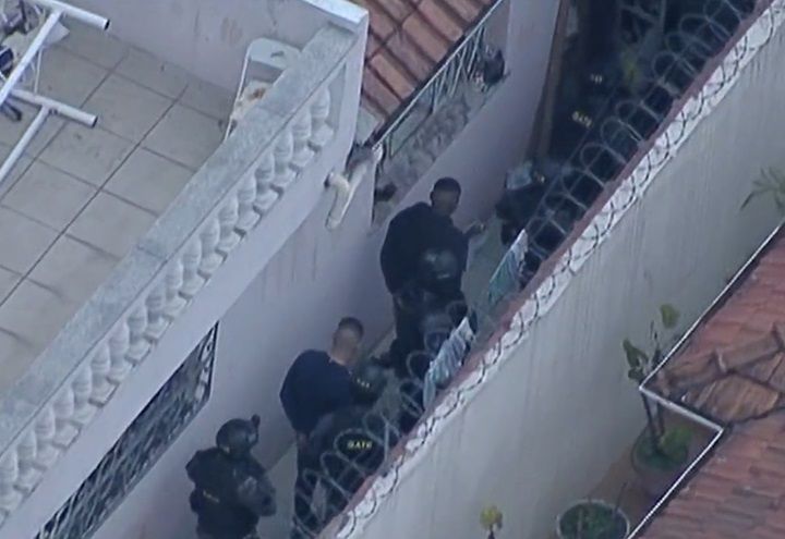 SP: Bandidos que fizeram reféns em casa se entregam após negociações 