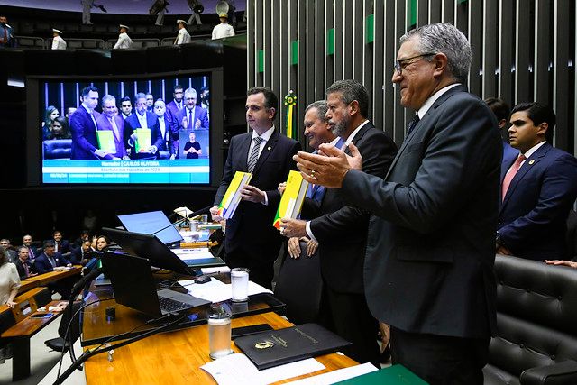 Congresso volta à rotina com recados ao governo e pressão por Orçamento
