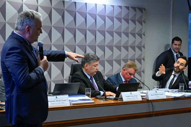 Parlamentares durante sessão da CPMI do INSS | Waldemir Barreto/Agência Senado