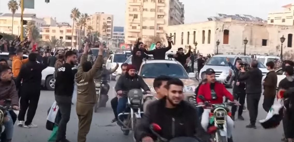 Manifestantes comemoram fim de governo Bashar al-Assad na Síria | Reprodução