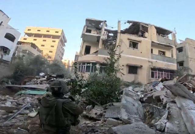 soldado segurando arma na faixa de gaza