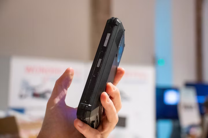 Um tijolo que faz lembrar do peso do smartphone e esquecer do carregador por uma semana | Reprodução/Android Police