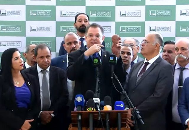 Durante pronunciamento, Sóstenes exibiu boneco que disse ser uma réplica de um "bebê" de uma gestação de cinco meses e meio | Reprodução/TV Câmara