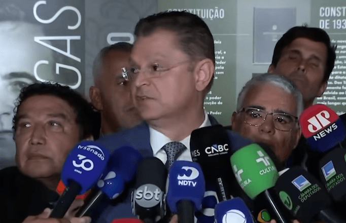 Sóstenes defende Jair Bolsonaro como ministro de Flávio