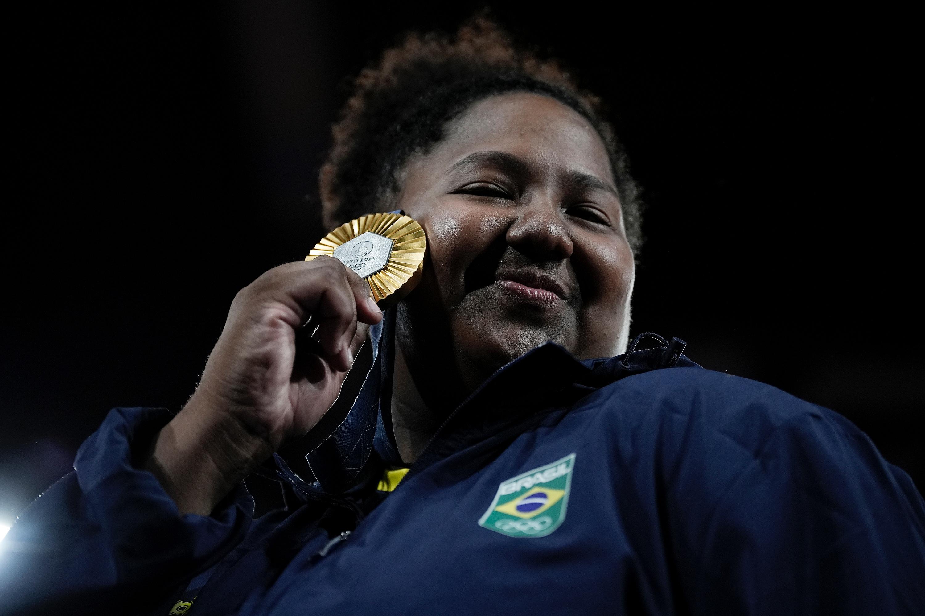 A judoca Beatriz Souza com sua medalha de ouro (Alexandre Loureiro/COB)