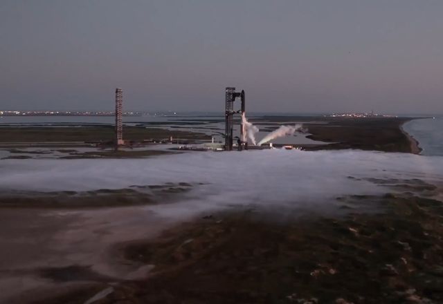SpaceX testa foguete gigante com propulsor reutilizado, mas enfrenta nova falha no lançamento
