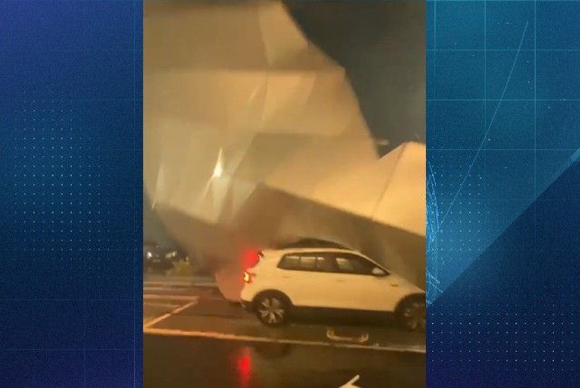 Vídeo: fachada do shopping SP Market cede e atinge veículo