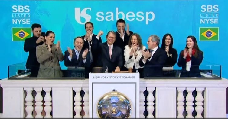 Tarcísio recebe prêmio internacional por privatização da Sabesp