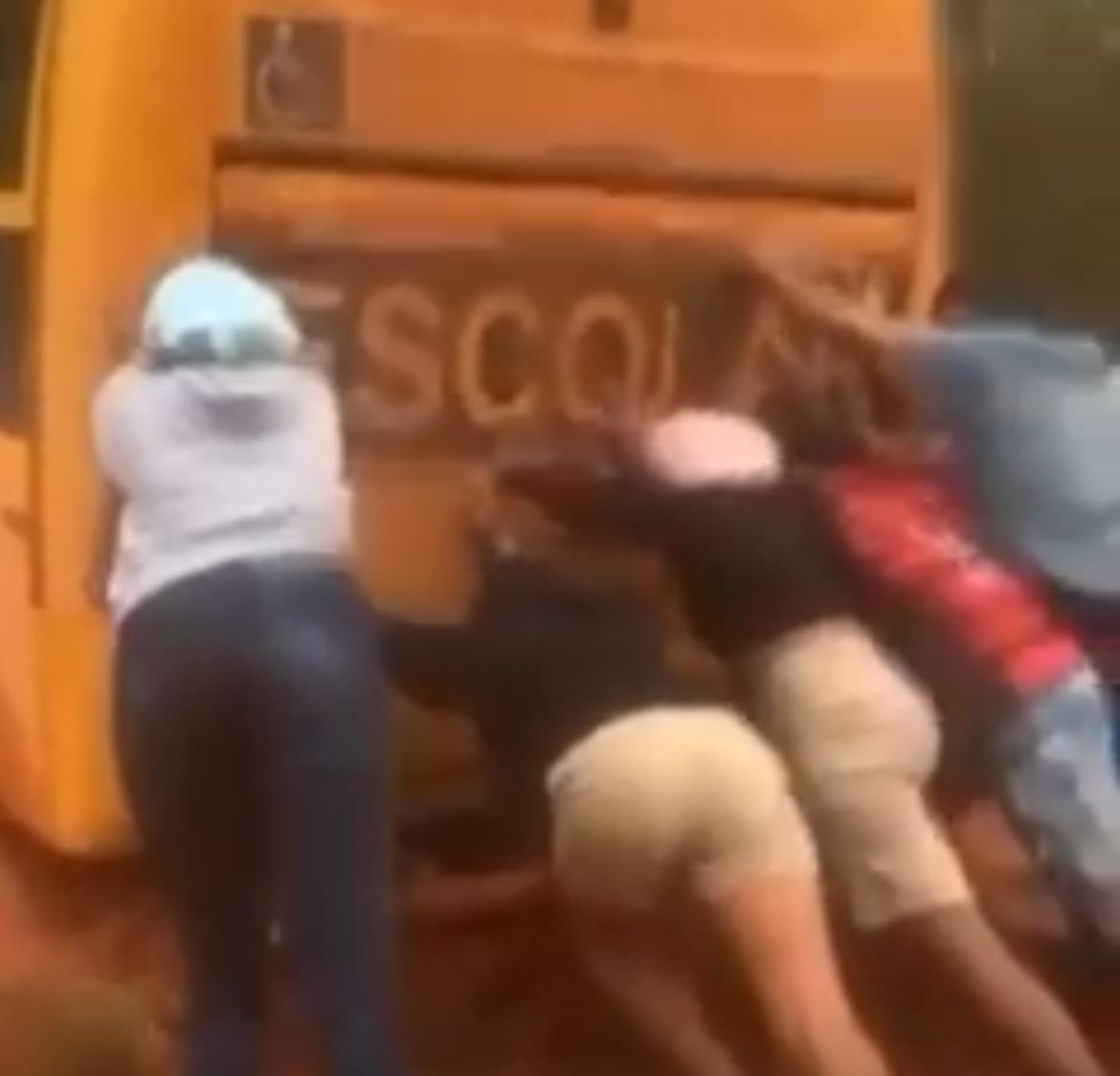 Estudantes de Lizarda, no Tocantins, empurram ônibus escolar atolado no caminho para o Enem