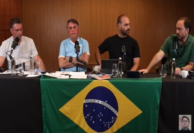 Bolsonaro diz ser massacrado e volta a atacar Supremo, urna eletrônica e esquerda