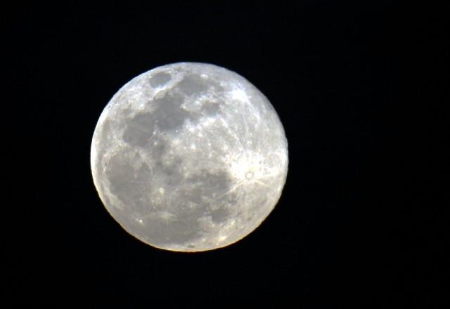 A superlua poderá ser vista de todo país, a partir das 18:30 pelo horário de Brasília