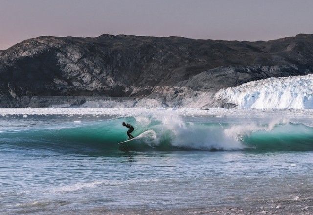 Surfista pegando uma onda provocada por um iceberg | Reprodução/Redes Sociais/Jorge Albian