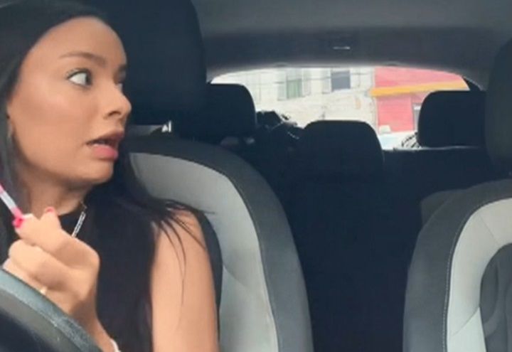 Mulher grava tentativa de assalto enquanto se maquiava no carro