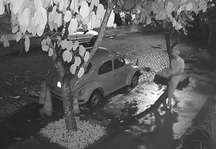 Imagens mostram possível suspeito saindo de casa de galerista morto