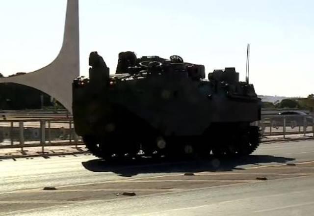 tanque da marinha em frente ao planalto