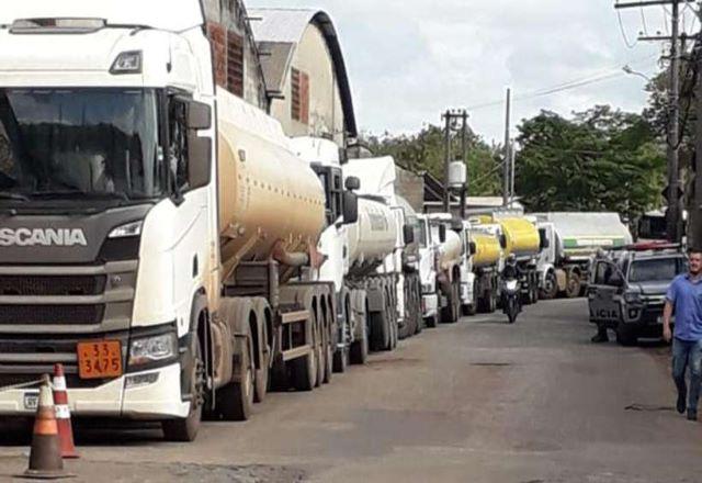 tanqueiros parados em minas gerais