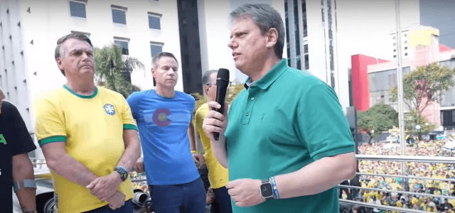 Governador Tarcísio de Freitas discursa observado por Jair Bolsonaro em ato na Paulista (Divulgação)