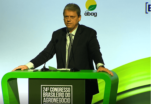 Tarcísio de Freitas discursando no 24º Congresso Brasileiro do Agronegócio | Reprodução/SBT
