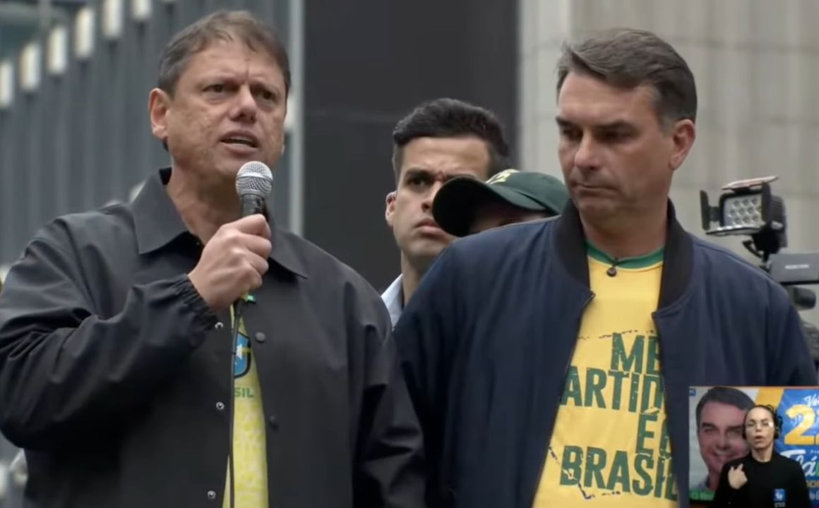 Tarcísio de Freitas e Flávio Bolsonaro durante ato na avenida Paulista no 7 de Setembro | Reprodução/YouTube