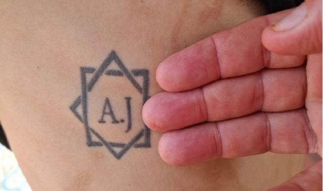Tatuagem com iniciais dos patrões foi feita em uma das vítimas | Auditoria-Fiscal do Trabalho/Divulgação