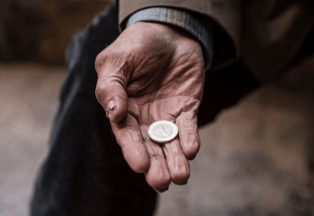 Para o Banco Mundial, os pobres são pessoas que vivem com menos de R$ 50 por dia | Reprodução Freepik