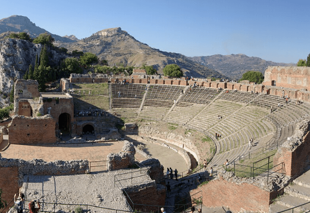 Teatro antigo de Taormina, Sicília, na Itália | Reprodução Wikipedia
