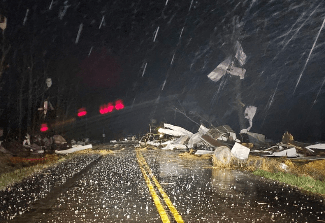 Entulhos cobrem a estrada ao norte de Seymour, no Missouri | Foto: Reprodução/Soldado Austin James, da Patrulha Rodoviária Estadual do Missouri, via AP News