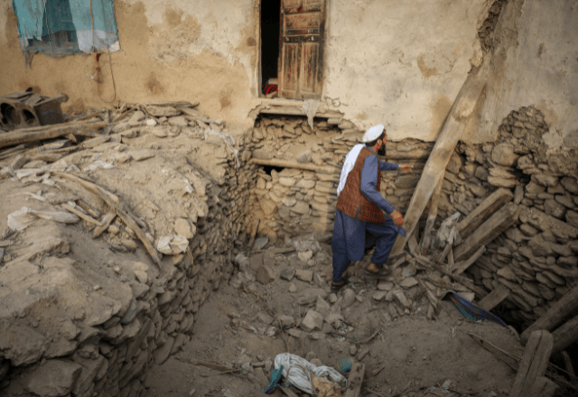 Local atingido por terremoto no Afeganistão. | REUTERS/Sayed Hassib