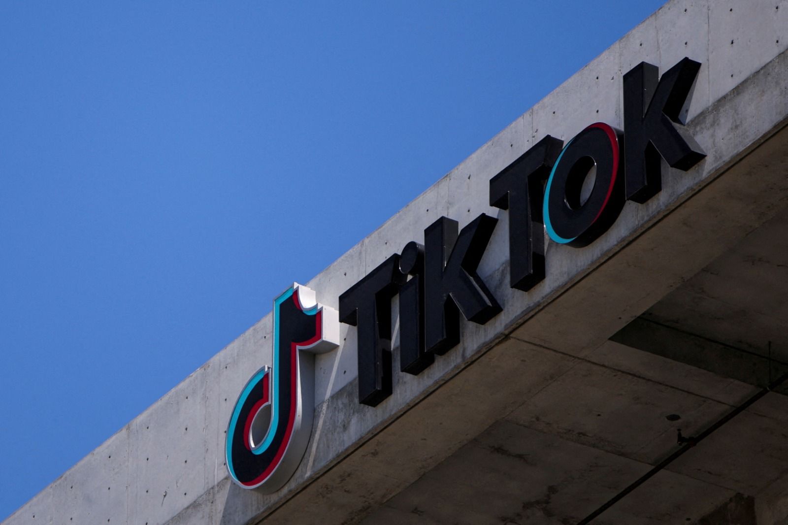 Trump elogia empresários envolvidos nas negociações para o domínio do TikTok nos EUA | REUTERS/Daniel Cole