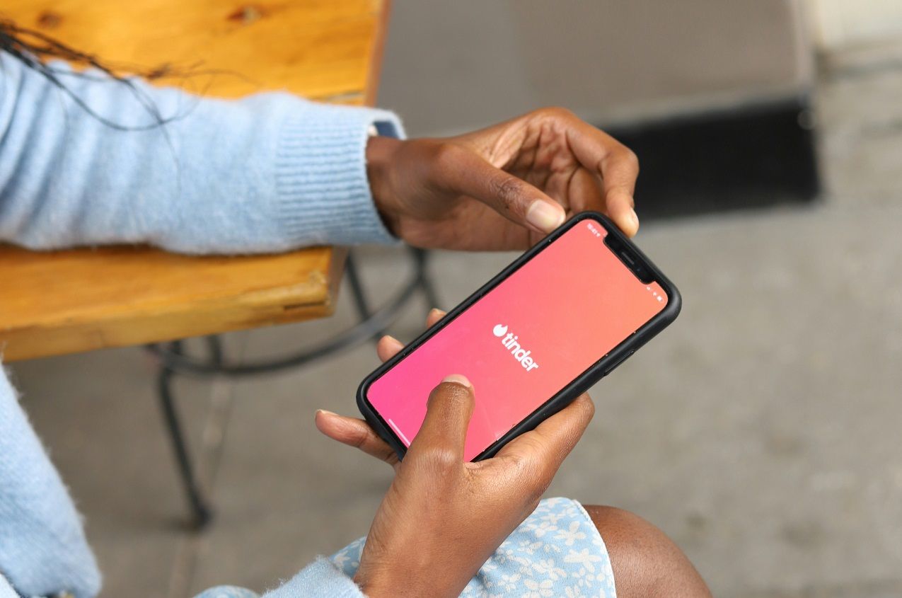 Pais podem ajudar adolescentes a navegar por apps de namoro. | Good Faces Agency/Unsplash