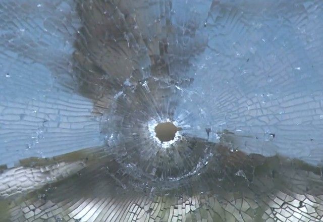 Passageiros de BRT são baleados em tiroteio entre criminosos no Rio