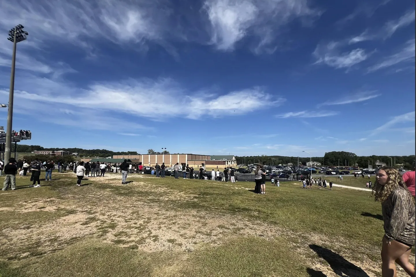 Alunos foram evacuados para campo de futebol da escola após tiroteio | Erin Clark/AP