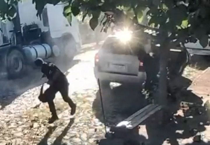 VÍDEO: Criminosos com uniformes falsos trocam tiros com policiais
