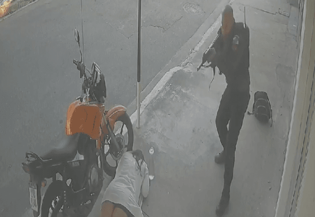 Mulher se deitou no chão enquanto PM disparava pelo menos 7 tiros de fuzil | Reprodução