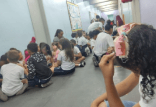 Crianças deitam no chão de escola para se proteger de tiroteio no Rio Crianças deitam no chão de escola para se proteger de tiroteio no Rio